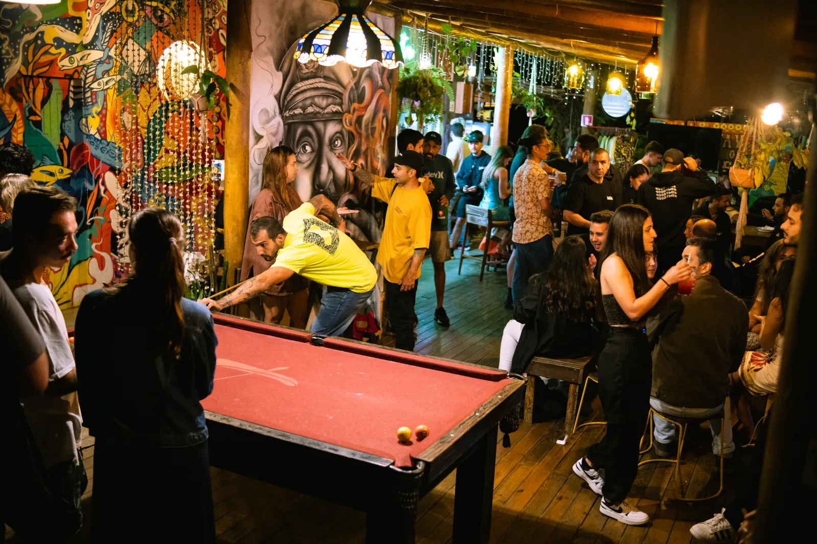 Mesa de sinuca e murais de arte nas paredes do Floresta Bar