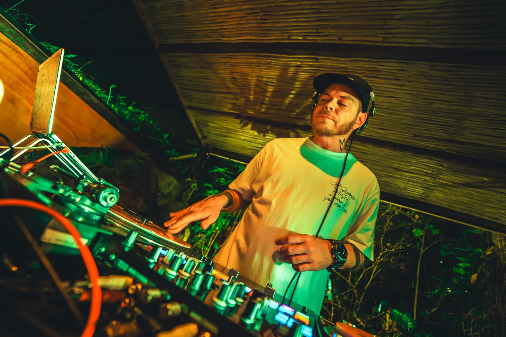 DJ tocando na programação noturna do Hostel da Vila em Ilhabela