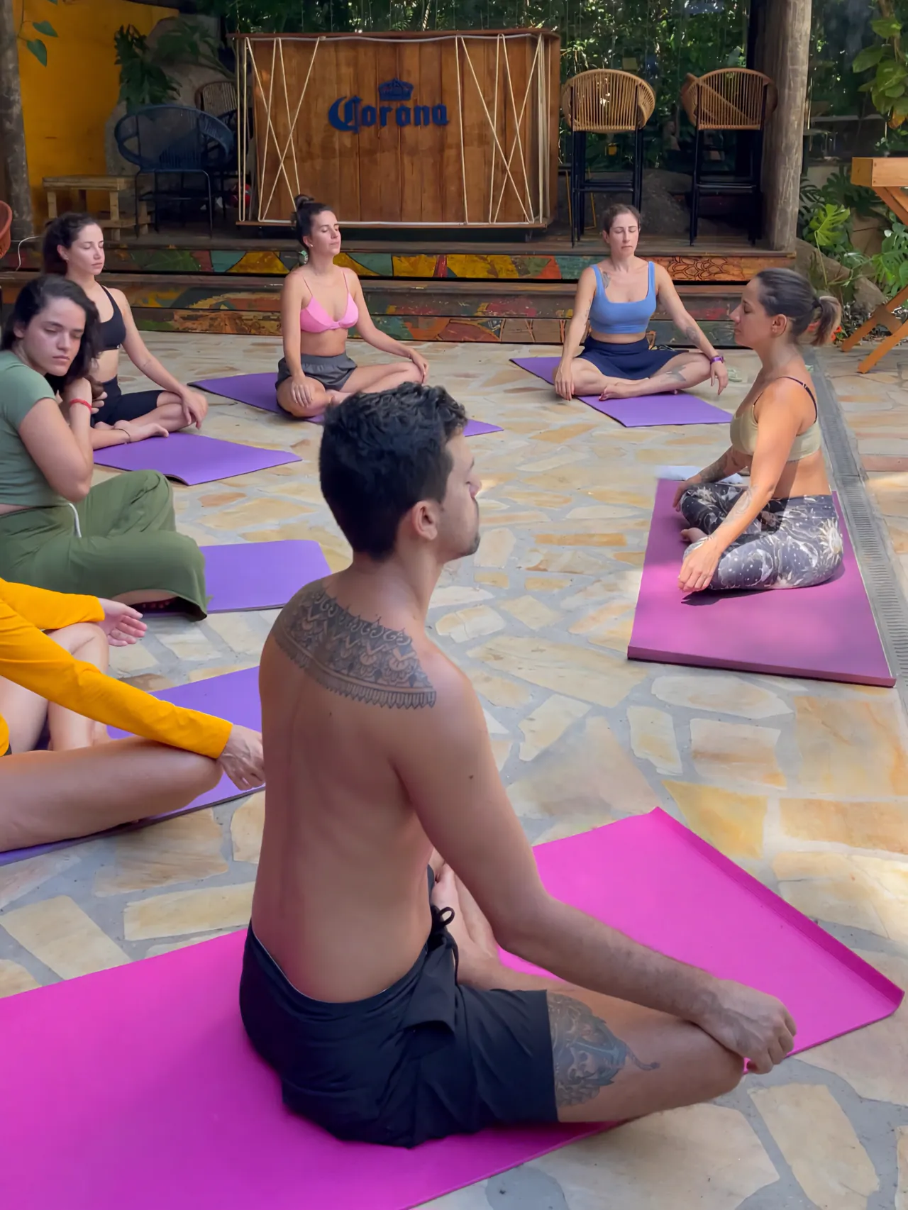 Área verde de 9.000 m² do Hostel da Vila em Ilhabela