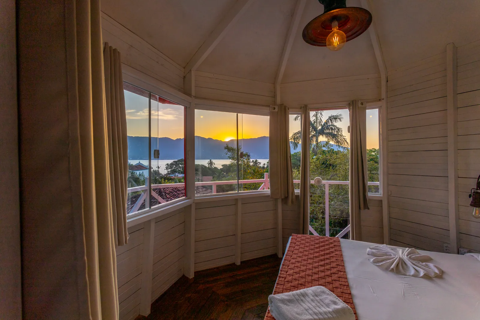 Quarto com vista para o pôr do sol e o mar de Ilhabela no Hostel da Vila