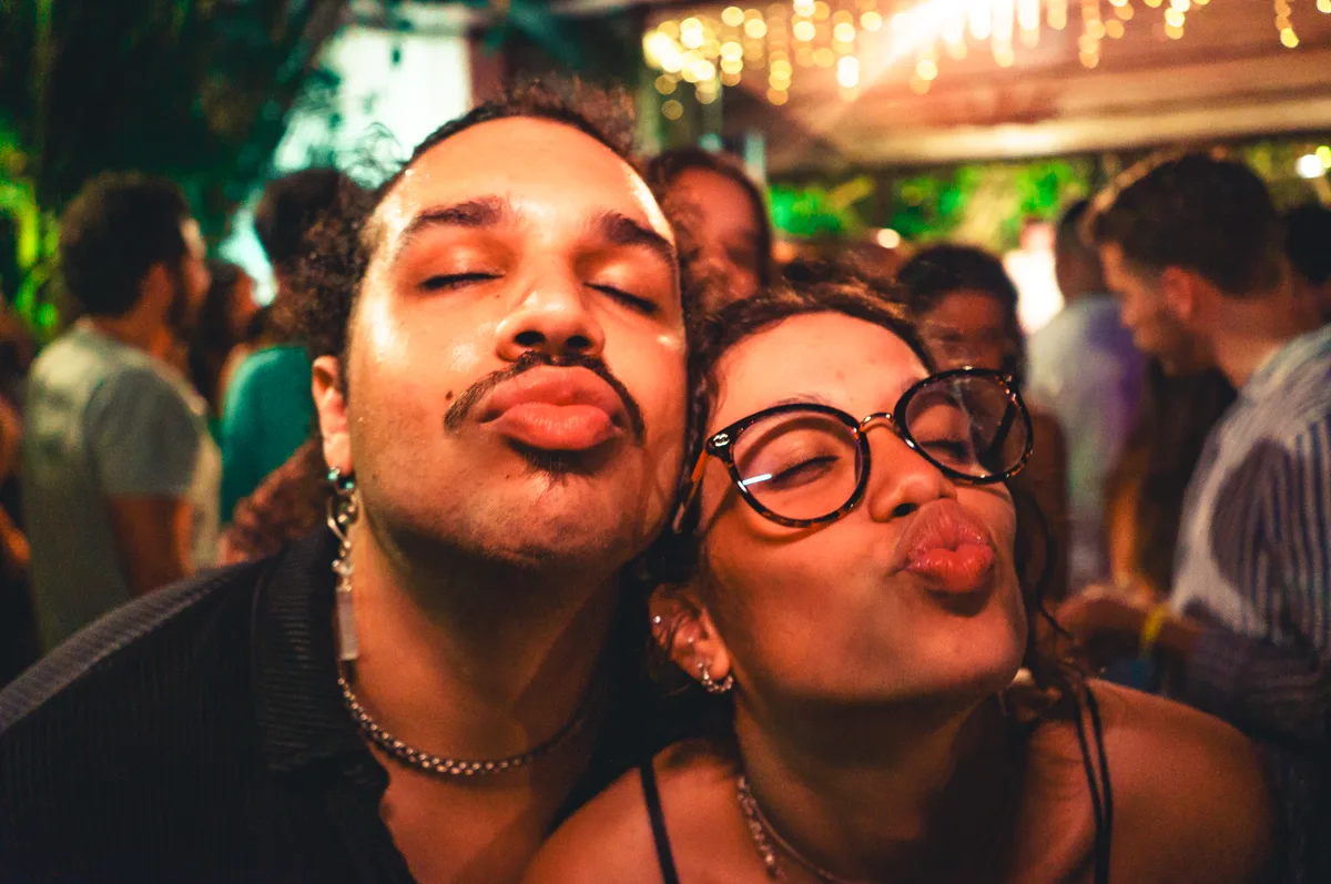 Casal curtindo a noite na programação do Hostel da Vila em Ilhabela