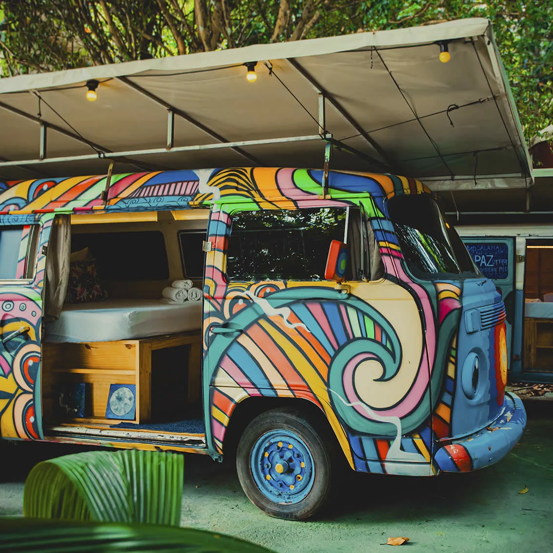 Kombi Hippie — acomodação privativos fora da caixa do Hostel da Vila em Ilhabela