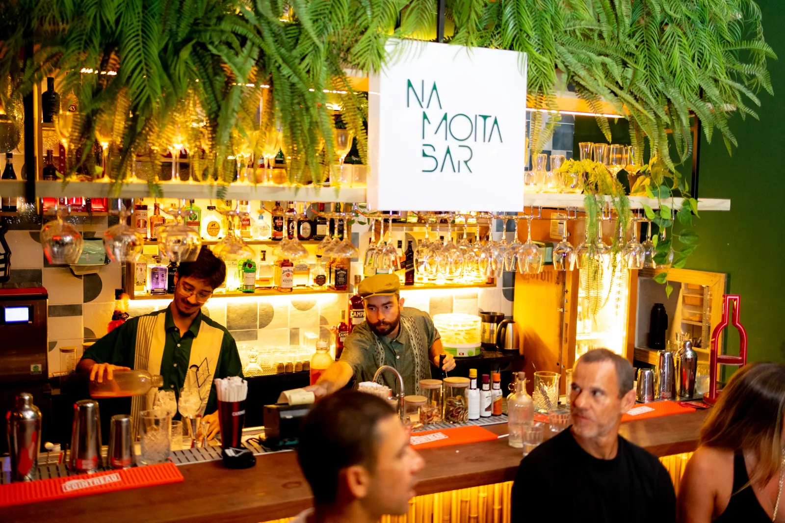 Bar na Moita, o bar oculto do Vilarejo Suítes em Ilhabela, com a placa NA MOITA BAR e os bartenders