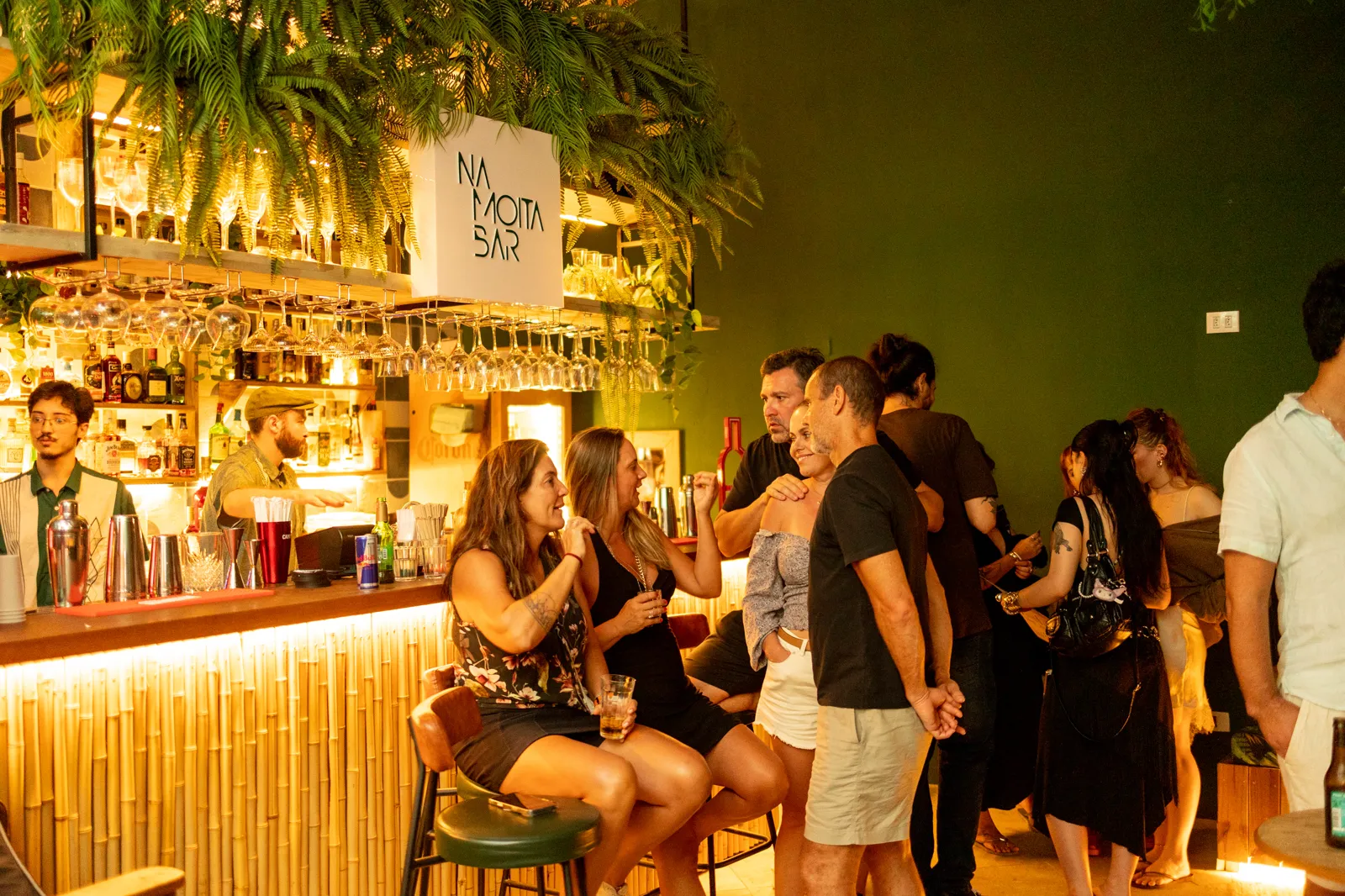 Movimento à noite no Bar na Moita, o bar oculto do Vilarejo Suítes em Ilhabela