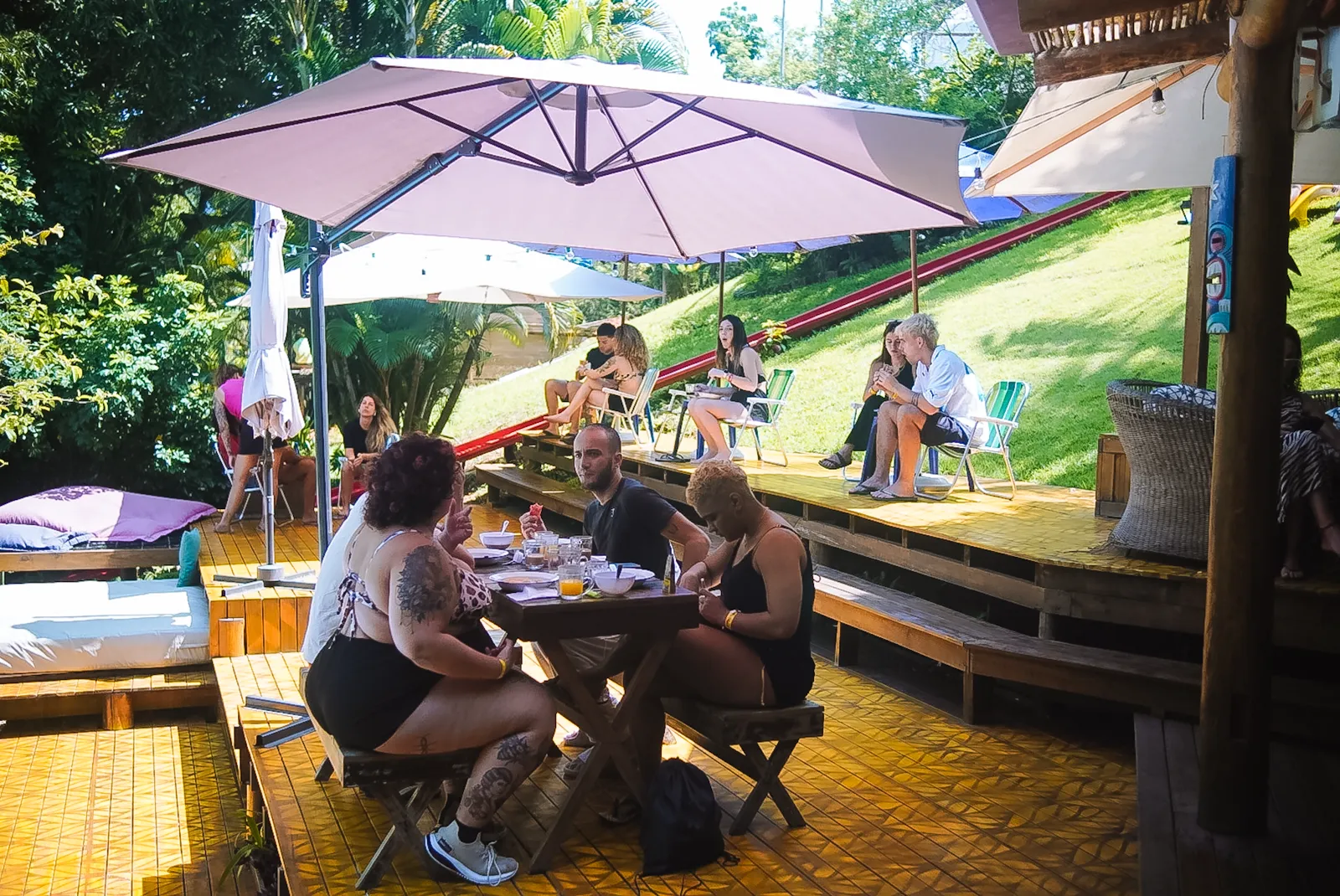 Festa e programação nas áreas comuns do Hostel da Vila em Ilhabela, abertas aos hóspedes do Vilarejo