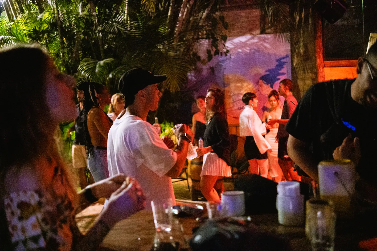 Área comum do Hostel da Vila em Ilhabela cheia de gente