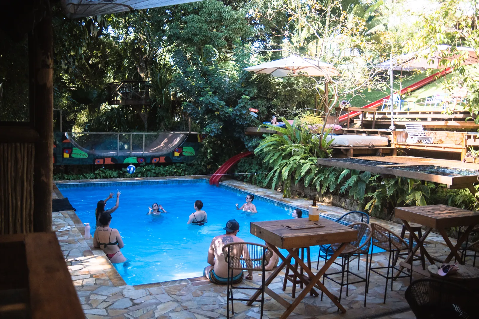 Convivência entre hóspedes no Hostel da Vila em Ilhabela